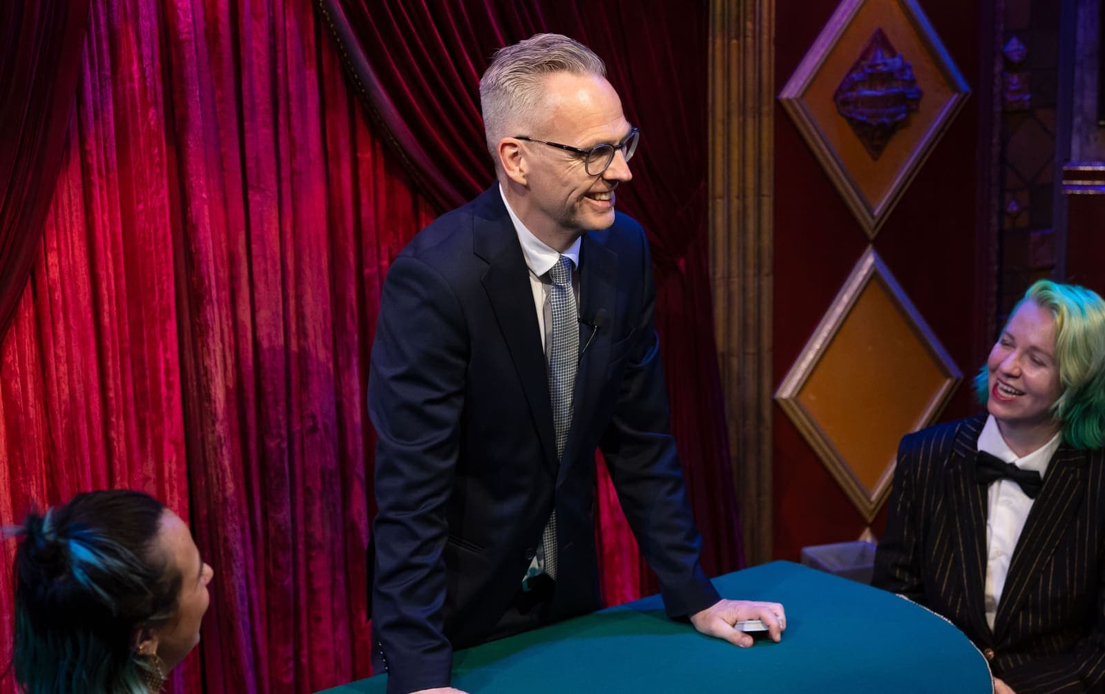 Rune Carlsen underholder fra scenen i et intimt magirom.